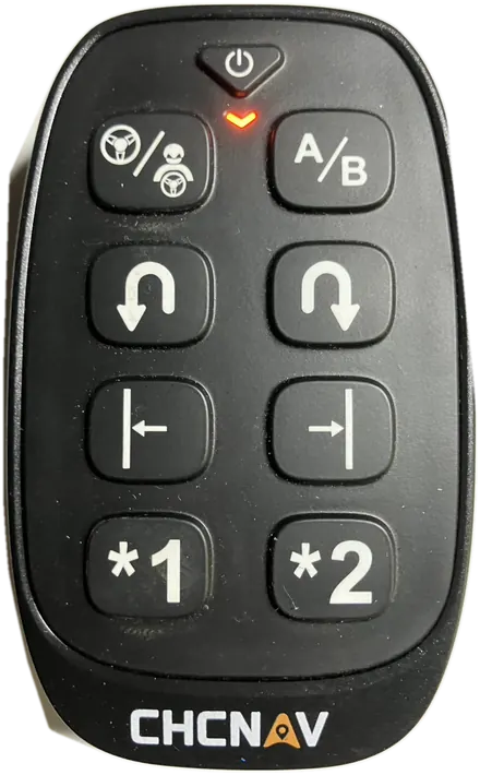 特典のBluetoothリモコン。電源、自動操舵の入切、A/B設定、左右のUターン、ライン移動などのボタンを備える。